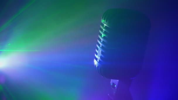 Micrófono Retro Con Luces Discoteca Niebla Actuación Vivo Concepto Karaoke — Vídeos de Stock
