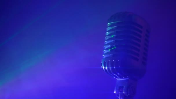 Retromikrofon Med Scendiscobelysning Och Dimma Live Performance Eller Karaokekoncept — Stockvideo