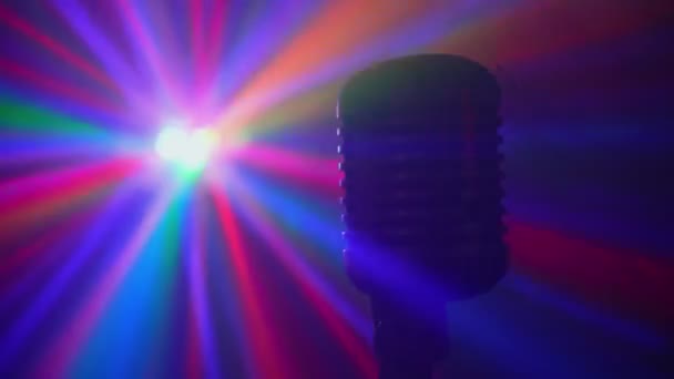 Vintage Mikrofon Mit Bühnendisco Licht Live Performance Oder Karaoke Konzept — Stockvideo