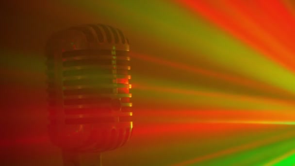 Vintage Mikrofon Mit Bühnendisco Licht Live Performance Oder Karaoke Konzept — Stockvideo