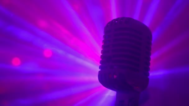 Micrófono Retro Con Luces Discoteca Niebla Actuación Vivo Concepto Karaoke — Vídeo de stock