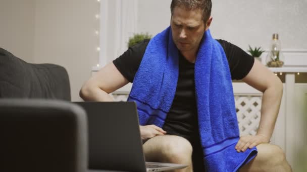 Der Mann Beobachtet Eine Übung Laptop Sportliche Aktivitäten Hause Stockvideo