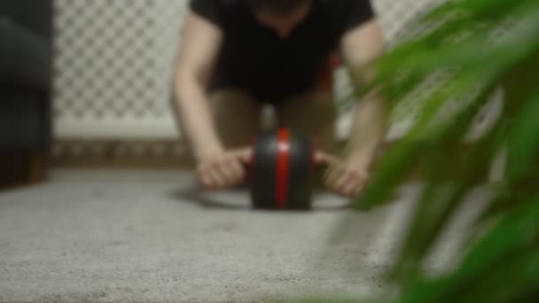 Mann Macht Hause Sport Mit Bauchmuskulatur — Stockvideo