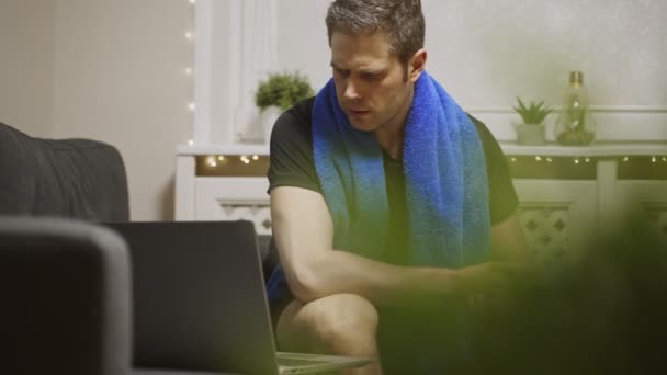 Ember Egy Gyakorlatot Néz Laptopján Sporttevékenységek Otthon — Stock videók