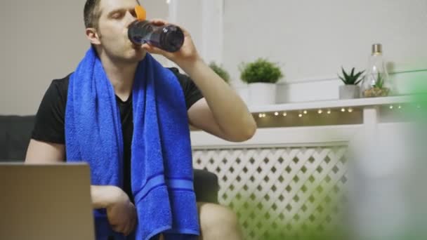 Homme Boire Eau Après Entraînement Maison Activités Sportives Maison — Video