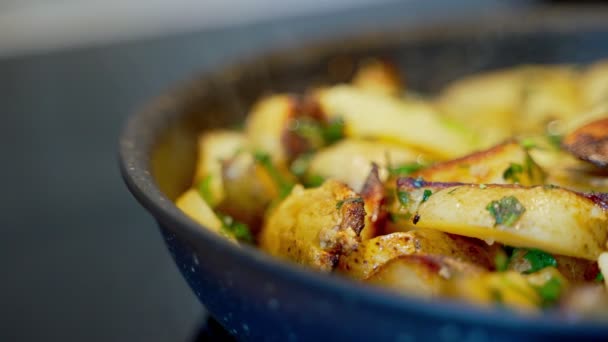 Gebratene Dorfkartoffeln Mit Kräutern — Stockvideo