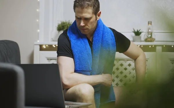 Man Kijkt Naar Een Oefening Laptop Sportactiviteiten Thuis — Stockfoto