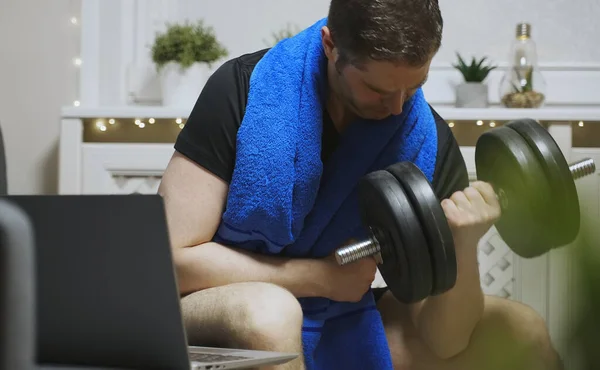 Man Doet Oefeningen Met Halters Thuis — Stockfoto