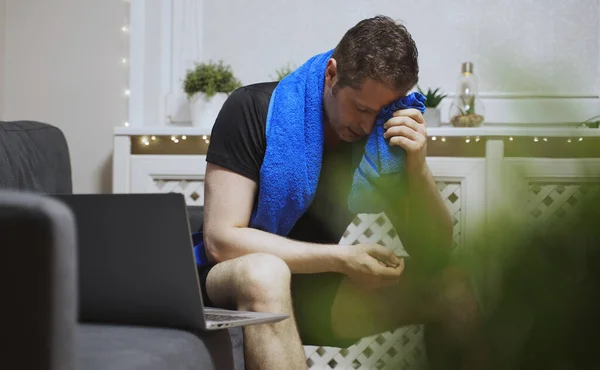 Mężczyzna Ręcznikiem Odpoczywa Treningu Domu — Zdjęcie stockowe