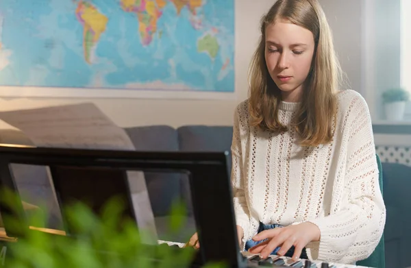 Teenage Girl Suonare Strumento Musicale Elettronico Casa — Foto Stock