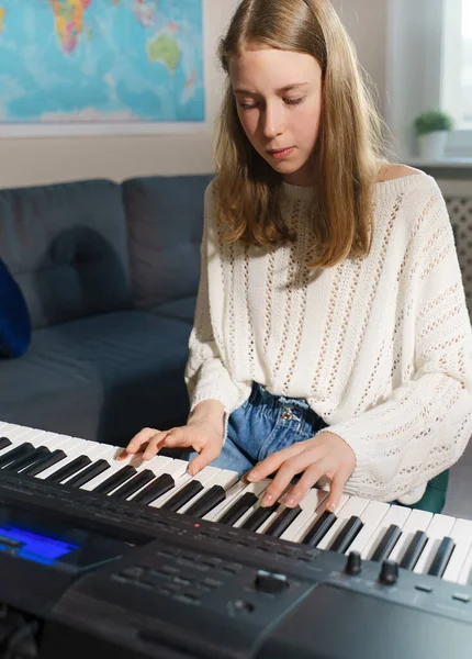 Tiener Meisje Spelen Elektronische Muziekinstrument Thuis — Stockfoto
