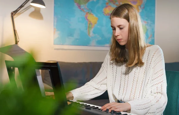 Εφηβική Κοπέλα Που Παίζει Ηλεκτρονικό Μουσικό Όργανο Στο Σπίτι — Φωτογραφία Αρχείου