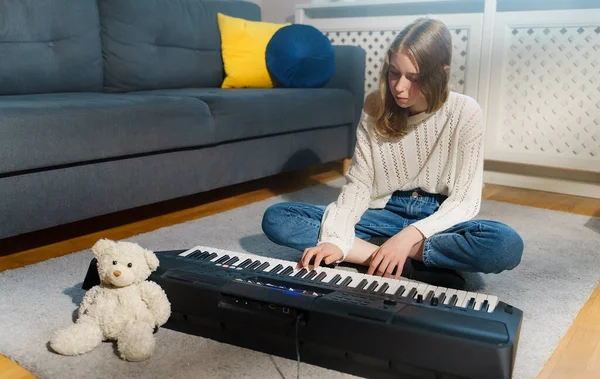 Tiener Meisje Zit Vloer Speelt Piano — Stockfoto