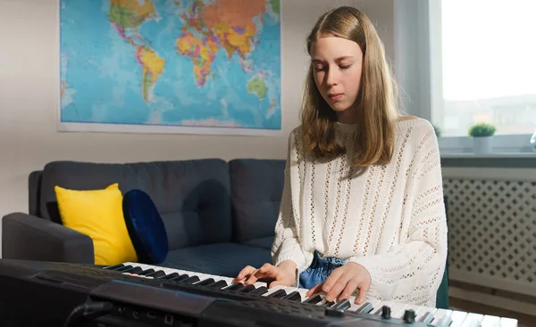 Tonårstjej Spelar Elektroniskt Musikinstrument Hemma — Stockfoto