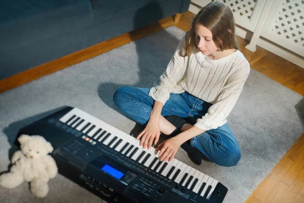 Tiener Meisje Zit Vloer Speelt Piano — Stockfoto