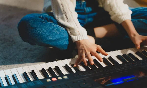 Girl Sitting Floor Playing Piano Close View — Stock Photo, Image