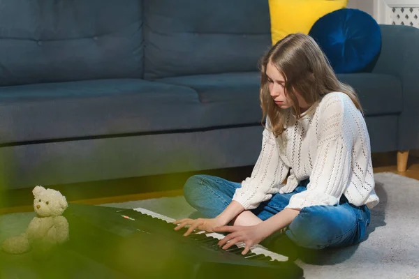Teenage Girl Sitting Floor Playing Piano — Stock Photo, Image