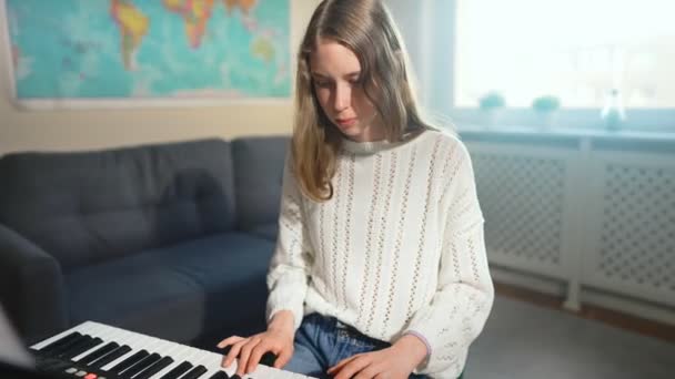 Tiener Meisje Spelen Elektronische Muziekinstrument Thuis — Stockvideo