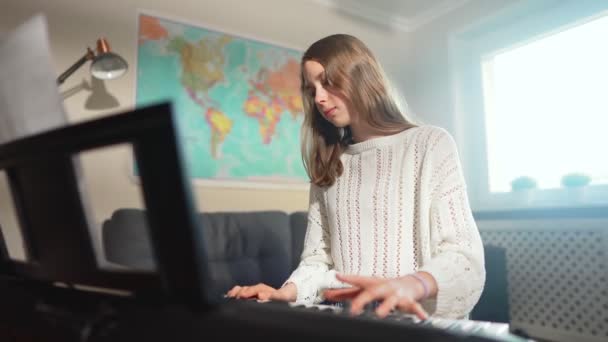 Adolescente Jouer Instrument Musique Électronique Maison — Video