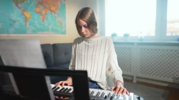 Tinédzser Lány Játszik Elektronikus Hangszer Otthon — Stock videók