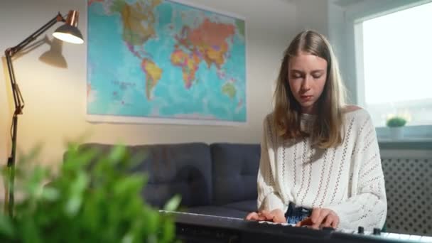 Adolescente Jugando Instrumento Musical Electrónico Casa — Vídeo de stock