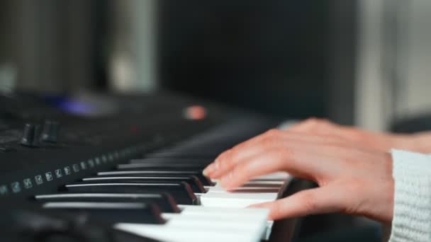 Девушка Играет Пианино Крупный План — стоковое видео