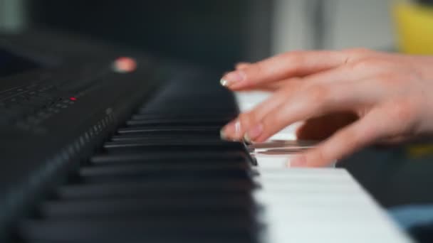 Dziewczyna Grająca Pianinie Widok Bliska — Wideo stockowe