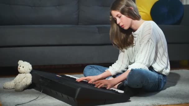 Έφηβη Που Κάθεται Στο Πάτωμα Και Παίζει Πιάνο — Αρχείο Βίντεο