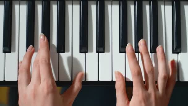 Meisje Dat Piano Speelt Close Upzicht — Stockvideo