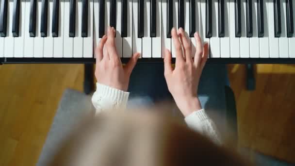 Ragazza Che Suona Piano Vista Vicino — Video Stock