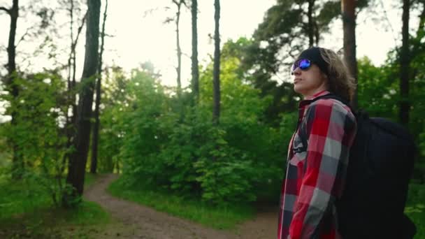 Hombre Con Mochila Caminando Por Bosque — Vídeo de stock