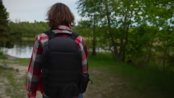 Homme Avec Sac Dos Marchant Dans Forêt — Video