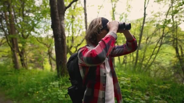 Hombre Con Mochila Binoculares Bosque — Vídeos de Stock