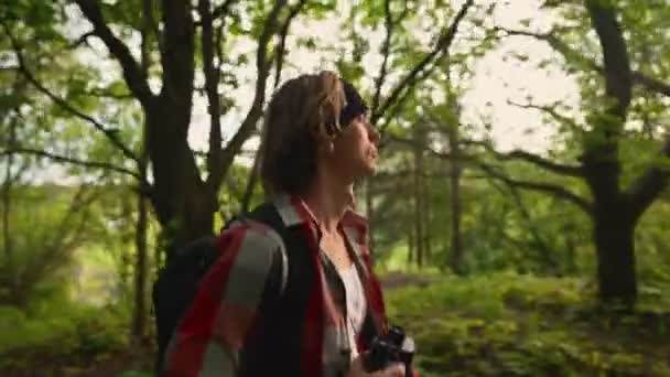 森林里拿着背包和双筒望远镜的人 — 图库视频影像