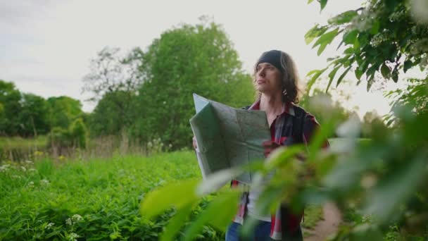 Turista Maschio Con Mappa Zaino Nella Foresta — Video Stock