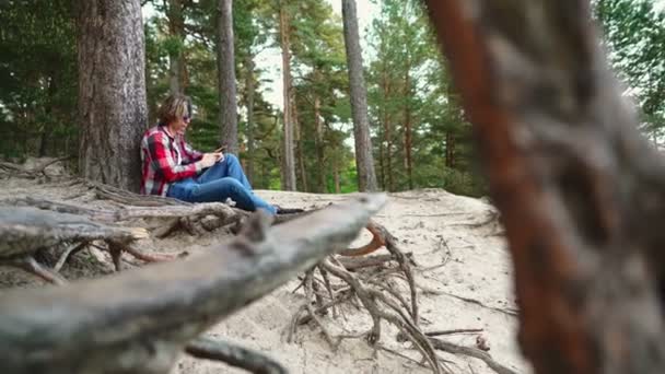 Turista Masculino Con Smartphone Descansando Bosque — Vídeo de stock