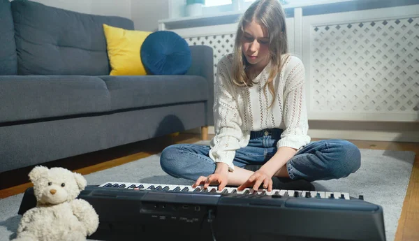 Tiener Meisje Zit Vloer Speelt Piano — Stockfoto