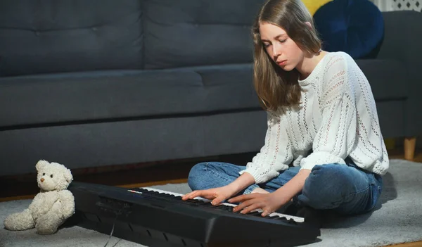 Tiener Meisje Zit Vloer Speelt Piano — Stockfoto