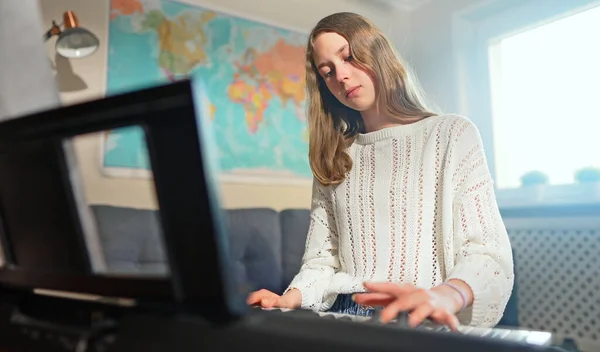 Tonårstjej Spelar Elektroniskt Musikinstrument Hemma — Stockfoto