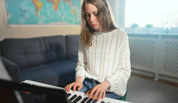 十代の女の子再生電子楽器に家 — ストック写真