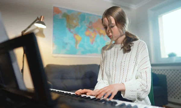 Adolescente Tocando Instrumento Musical Eletrônico Casa — Fotografia de Stock