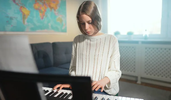 Adolescente Tocando Instrumento Musical Eletrônico Casa — Fotografia de Stock