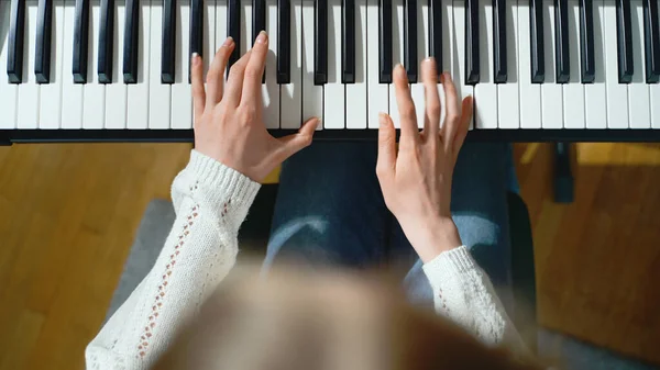 Girl Playing Piano Top View — Stock Photo, Image