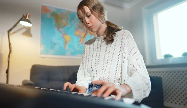 Teenage Girl Suonare Strumento Musicale Elettronico Casa — Foto Stock