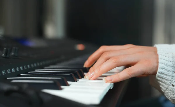 Girl Playing Piano Close View — Stock Photo, Image