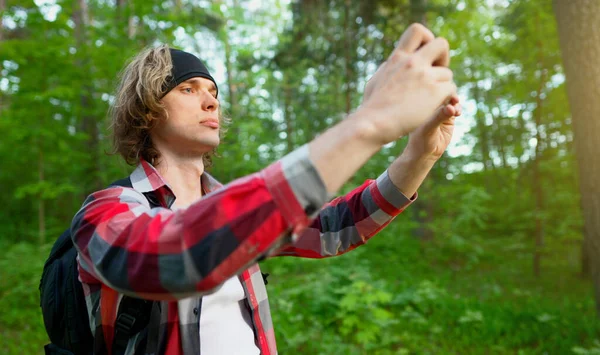 Man Doing Selfie Smartphone Forest — Stock Photo, Image