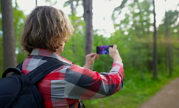 男人在森林里用智能手机自私自利 — 图库照片