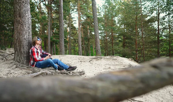 Muž Turista Chytrým Telefonem Odpočívá Lese — Stock fotografie