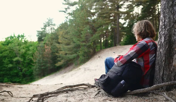 Manlig Turist Med Smartphone Vilar Skogen — Stockfoto