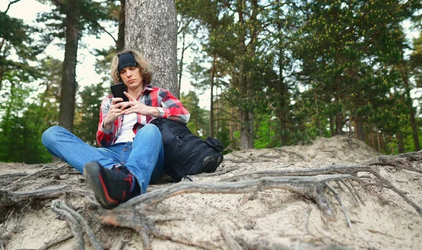 Turista Masculino Con Smartphone Descansando Bosque — Foto de Stock